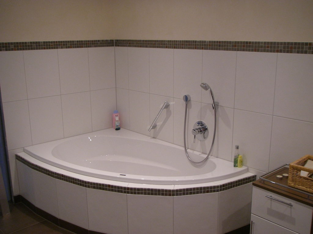 Eckbadewanne in saniertem Bad